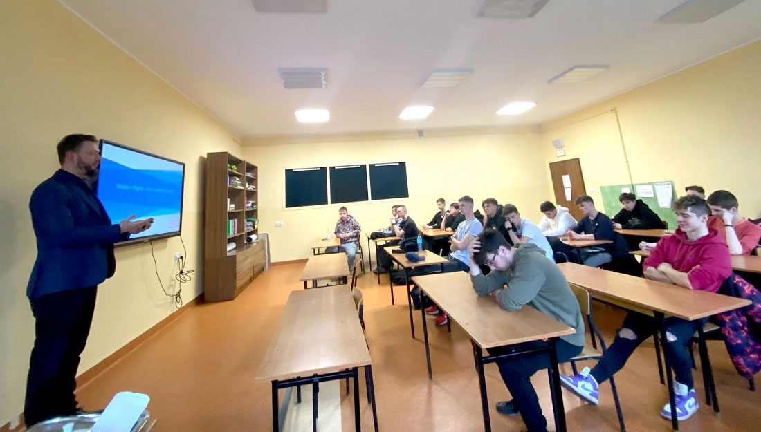 dr Karol Jędrasiak prowadzi zajęcia